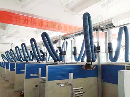 車間整體除塵設(shè)計(jì)管道連接濾筒除塵器，集中式除塵的效果看得見。